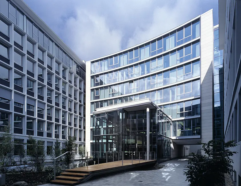 BÖRSENPLATZ 1: MOMENI Group leases landmark property in Cologne to EY on a long-term basis