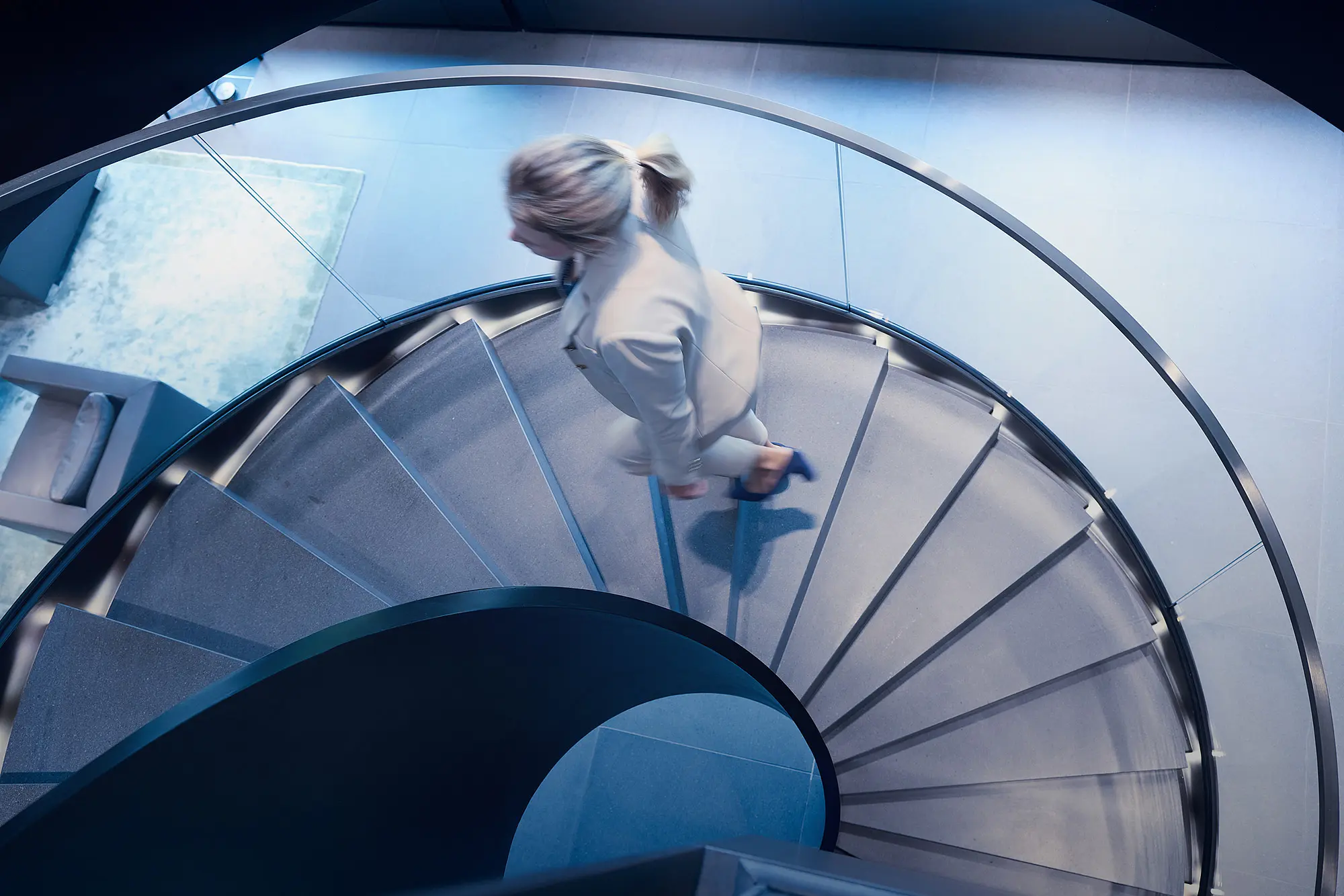 Eine Frau geht eine Wendeltreppe hoch